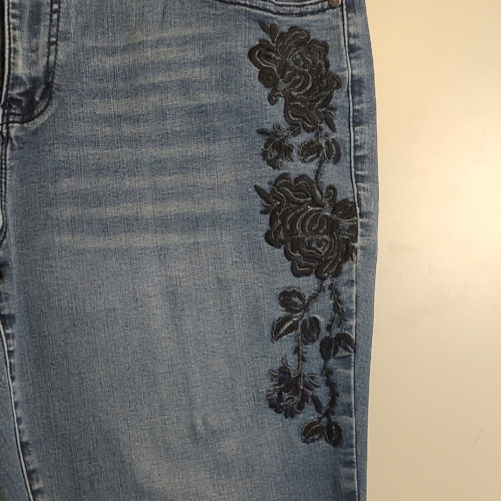 Earl Jeans Blue Cropped Jeans with Black Floral Embroidery - Picture 2 of 9